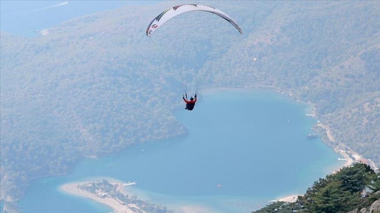پرش با پاراگلایدر از ارتفاعات باباداغ ترکیه