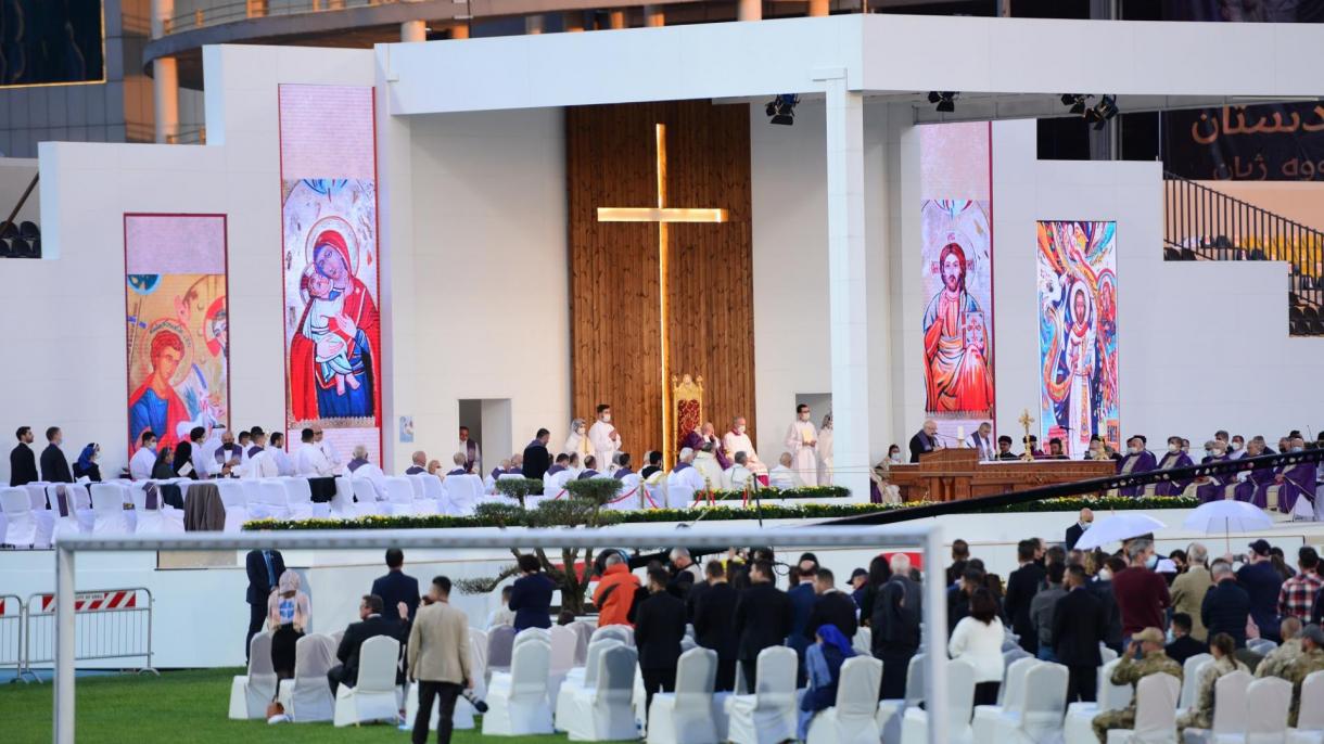 Папата Франциск ја водеше литургијата на стадионот „Франсо Харири“ во ирачкиот град Ербил