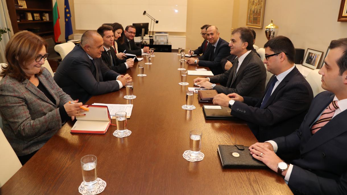 Ömer Çelik se congrega con el primer ministro búlgaro Borísov en Sofía