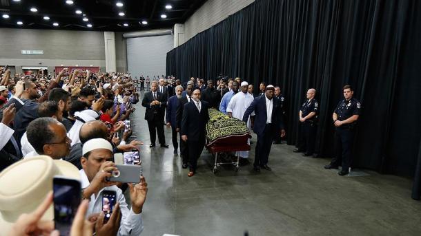 世界拳王阿里的葬礼在路易斯维尔举行
