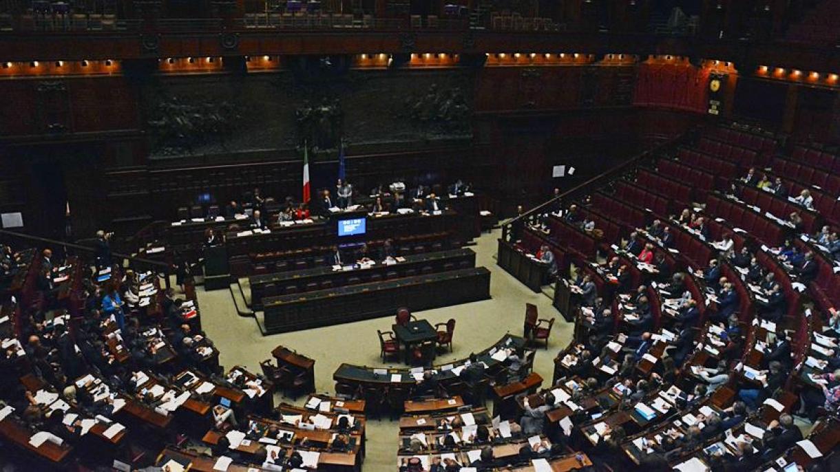 ایتالیادا سیاسی غیری-ثابت‌لیک داوام ائدیر