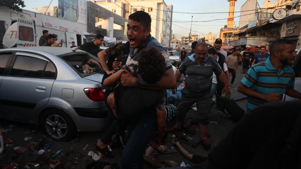 Fuertes reacciones al bombardeo israelí a ambulancias en la puerta del hospital Al Shifa de Gaza