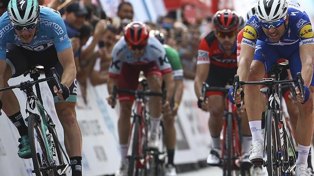 Os ciclistas pedalam pelo etapa de Marmaris-Selçuk no Tour presidencial de Ciclismo