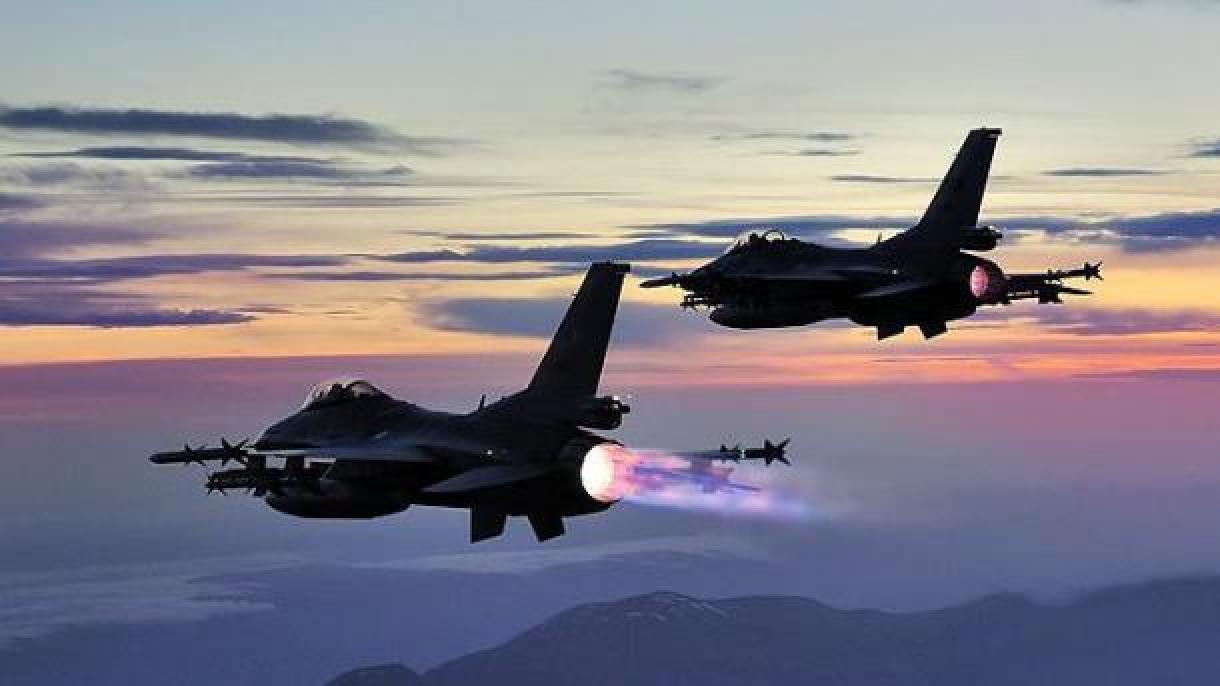 Dois aviões de caça F-16 sobrevoam o espaço aéreo sírio