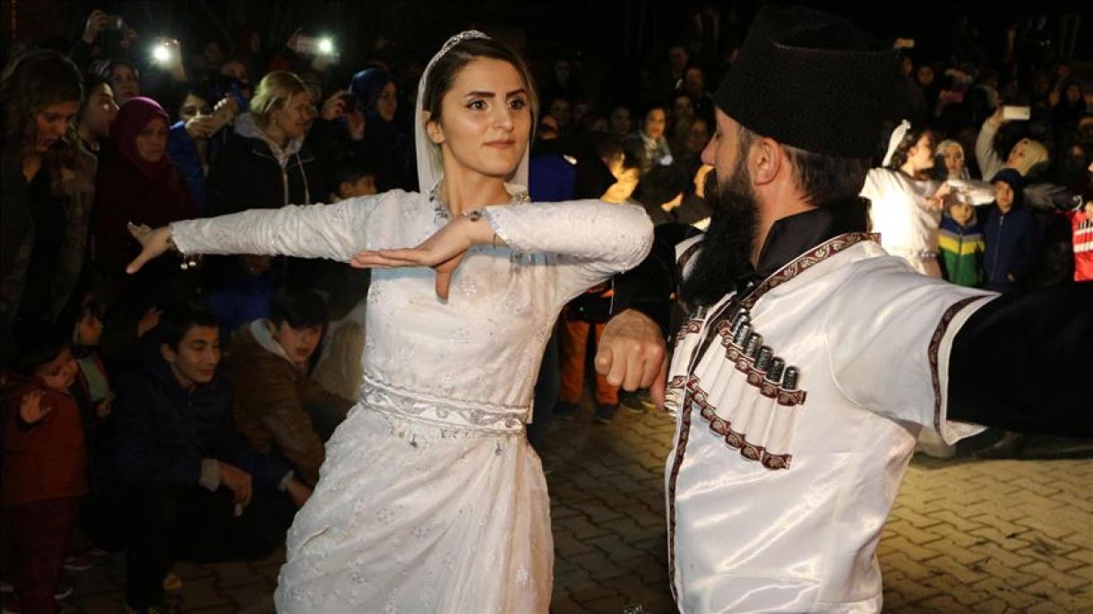 مردم اغدیر با "رقص بهار" به استقبال نوروز رفتند