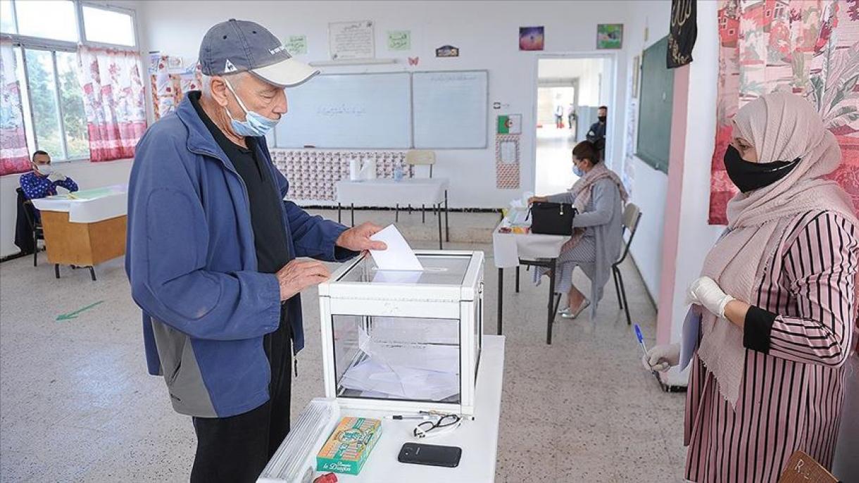 Алжирците гласуваха в подкрепа на конституционните промени