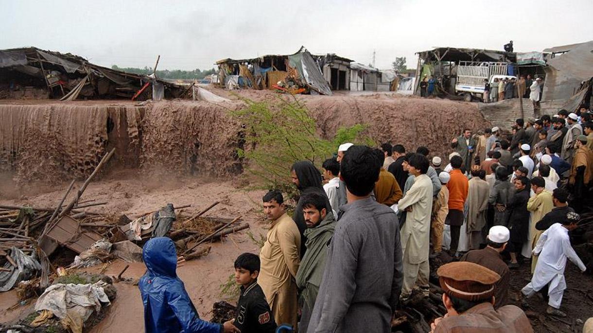 پاکستان میں شدید بارشوں  اور مٹی کے تودے گرنے کے نتیجے میں 63 افراد ہلاک