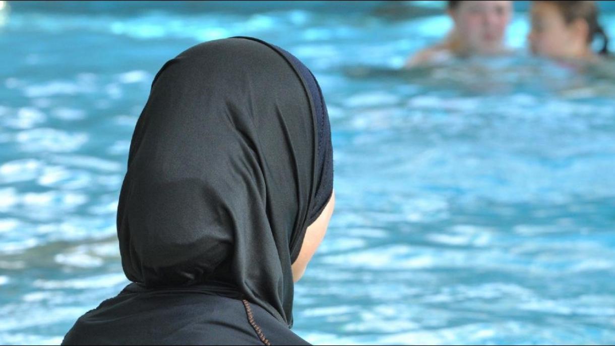 Francia cierra piscinas como medida contra el hijab