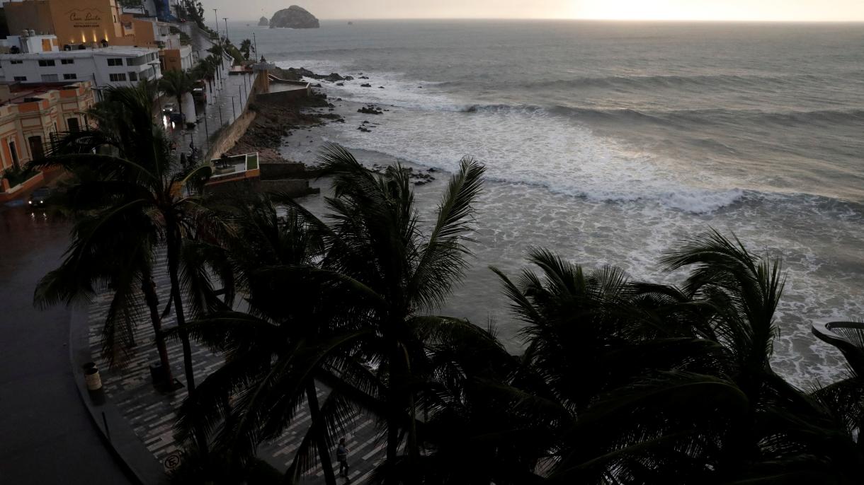 Willa toca tierra en México como huracán categoría 3