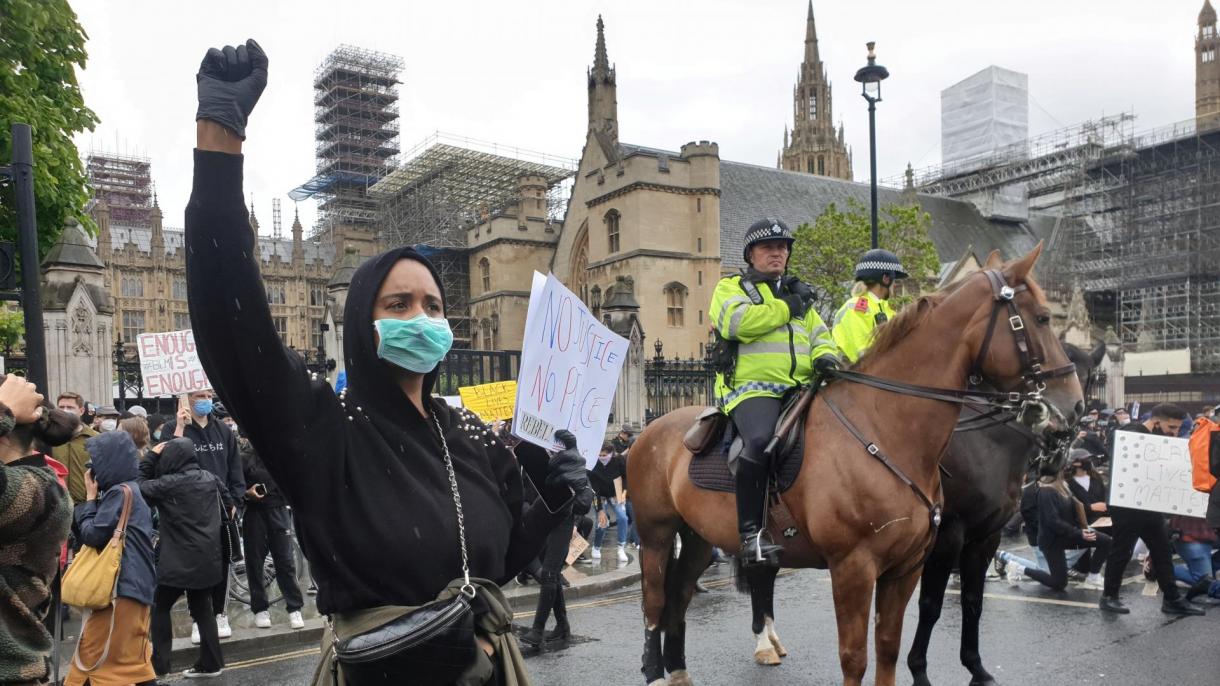 برطانیہ: بِدکا ہوا گھوڑا مظاہرین پر جا چڑھا، ایک شخص اور پولیس اہلکار زخمی