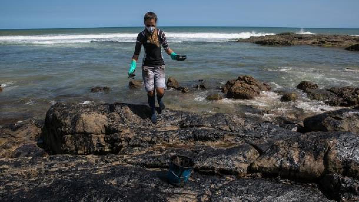 Brasil mobiliza 5.000 militares para limpar manchas de óleo