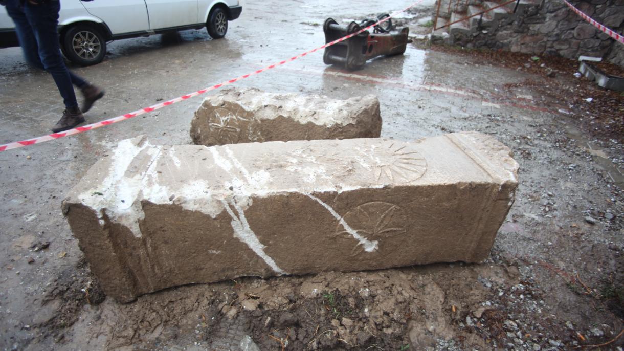 Encontradas columnas en la excavación de infraestructura en Kütahya