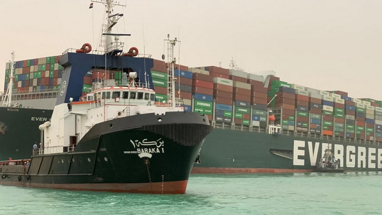 Consiguen reflotar el buque encallado en el Canal de Suez
