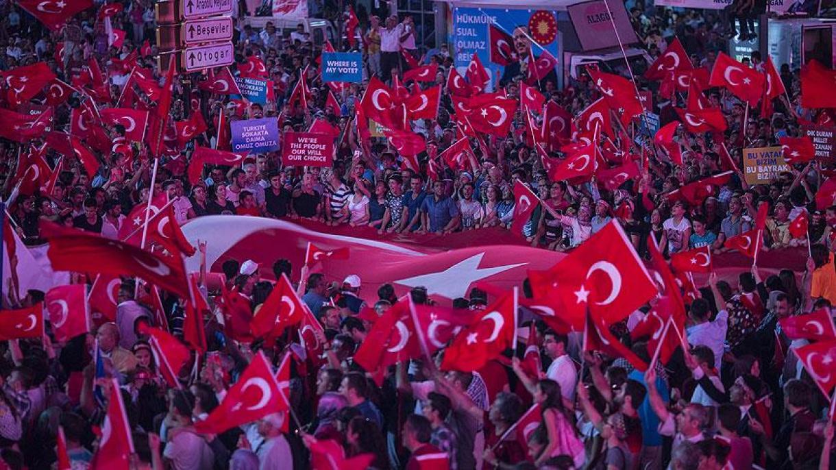 Istambul e Ancara presenciam manifestações da população pela democracia