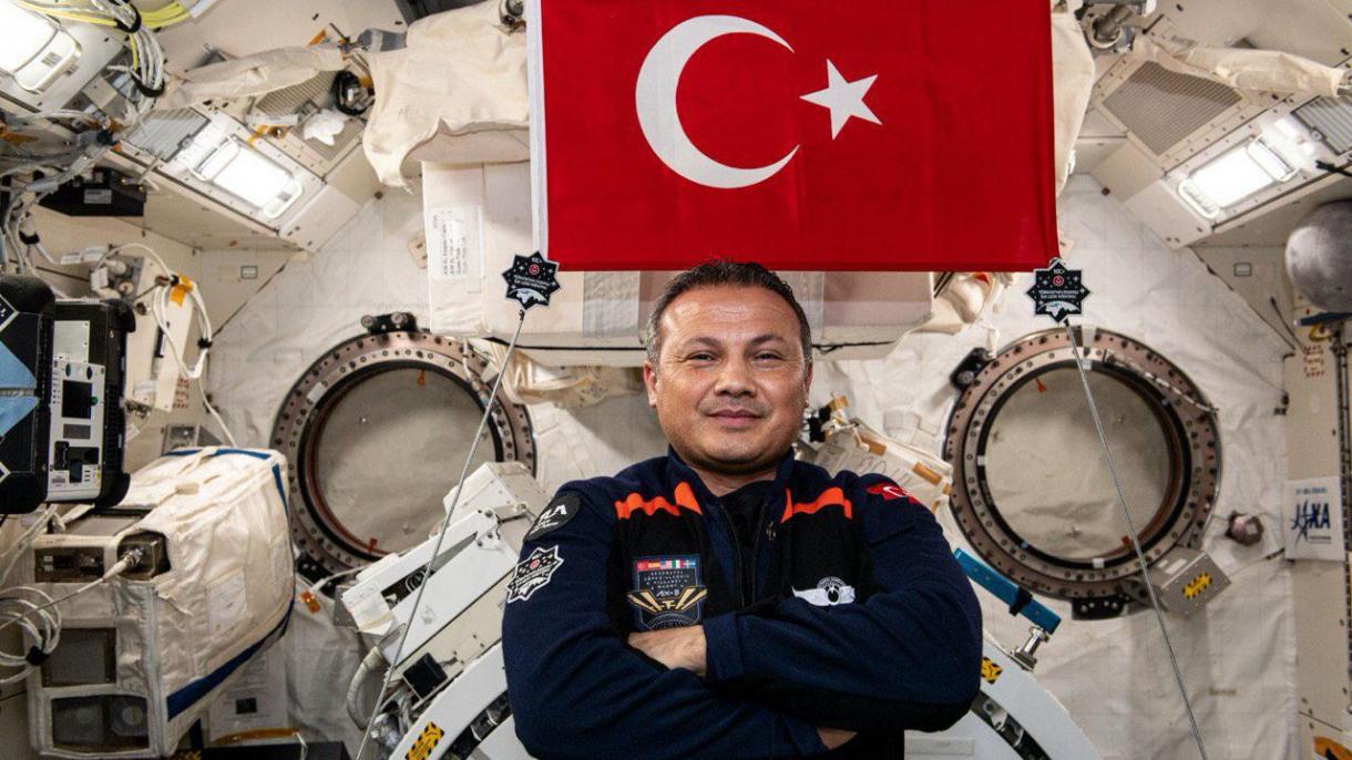 El viaje espacial del primer astronauta turco Alper Gezeravcı llega a su fin