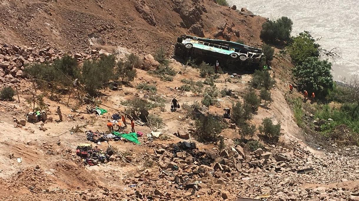 Mais de 40 mortos devido à queda num precipício de um autocarro no Peru
