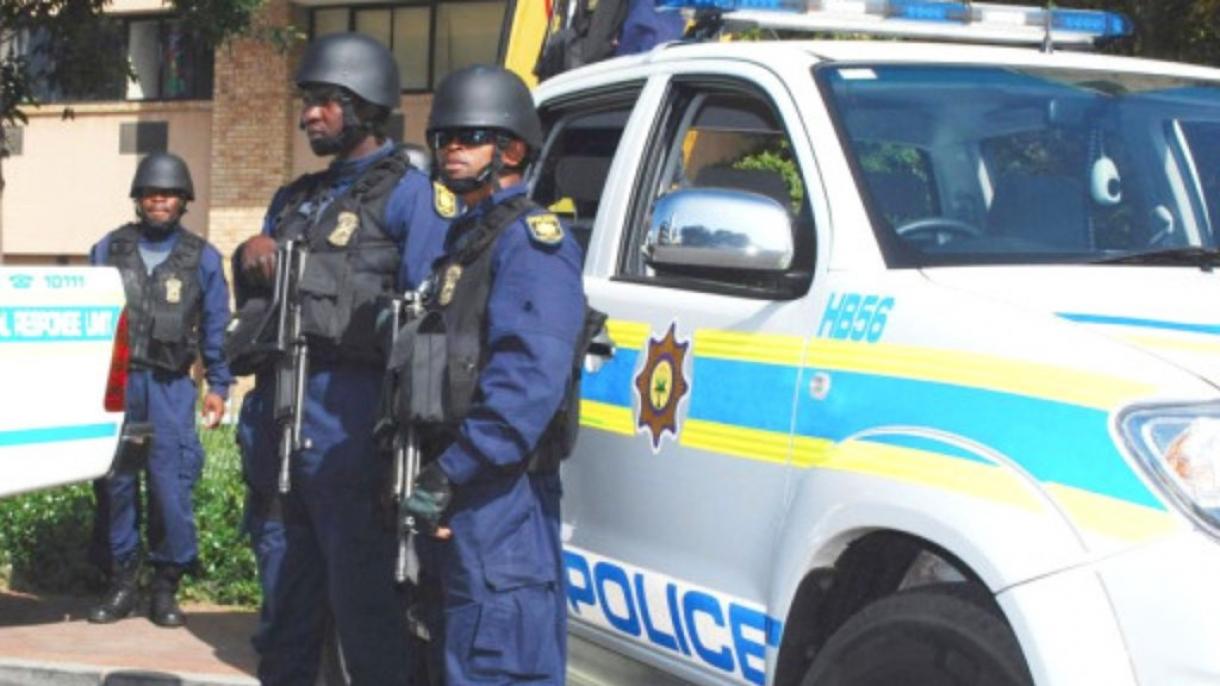 南非一群劫匪劫持一辆校车