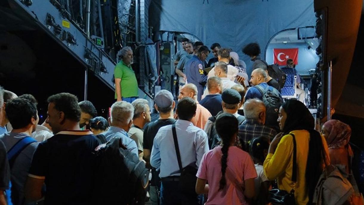 Sudandan ewakuasiýa edilen türk raýatlar Ankara getirildi