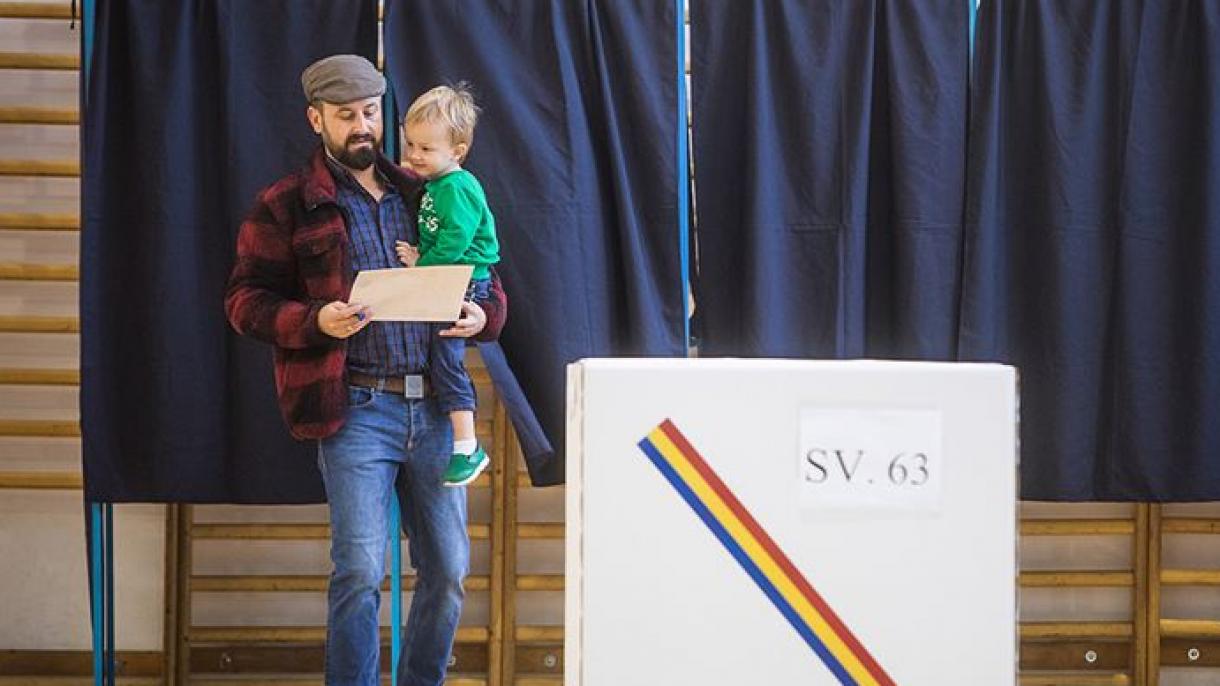 مردم رومانی برای انتخابات ریاست‌جمهوری پای صندوق های رای رفتند