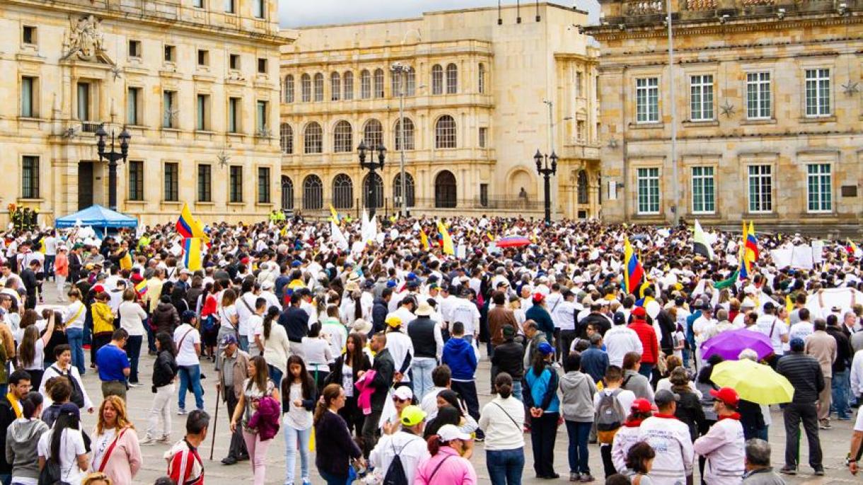 Cientos de colombianos marchan en repudio al ataque terrorista en Bogotá