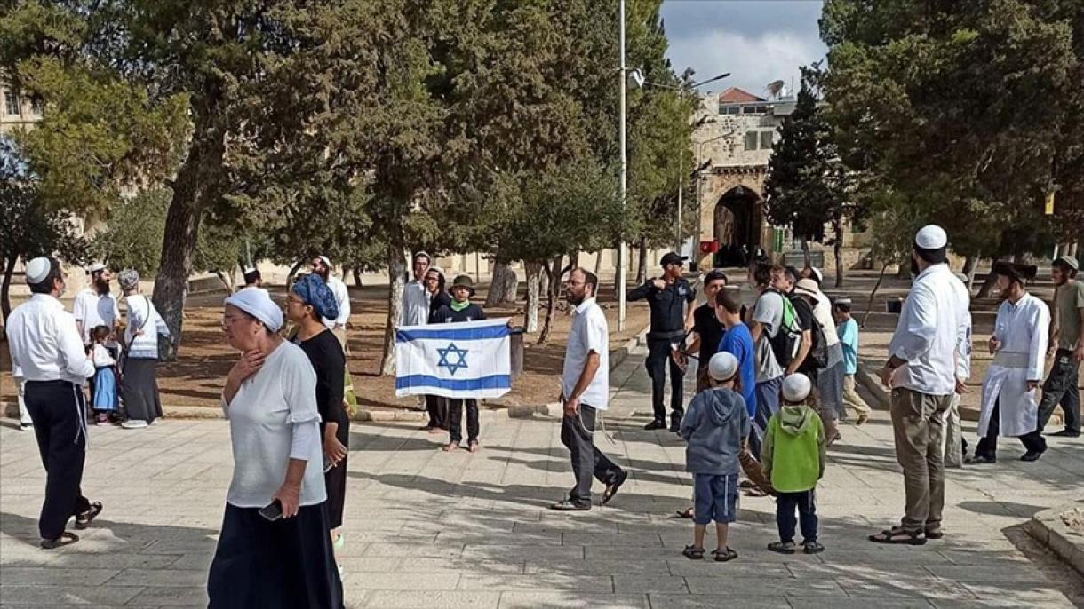 شهرک‌نشینان یهودی با پرچم اسرائیل به مسجدالاقصی یورش بردند