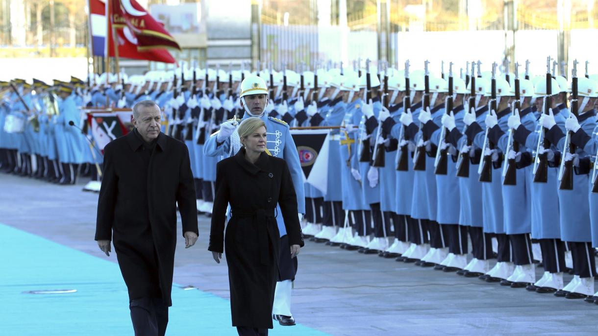 Presidentja e Kroacisë pritet me ceremoni zyrtare në Kompleksin Presidencial në Ankara