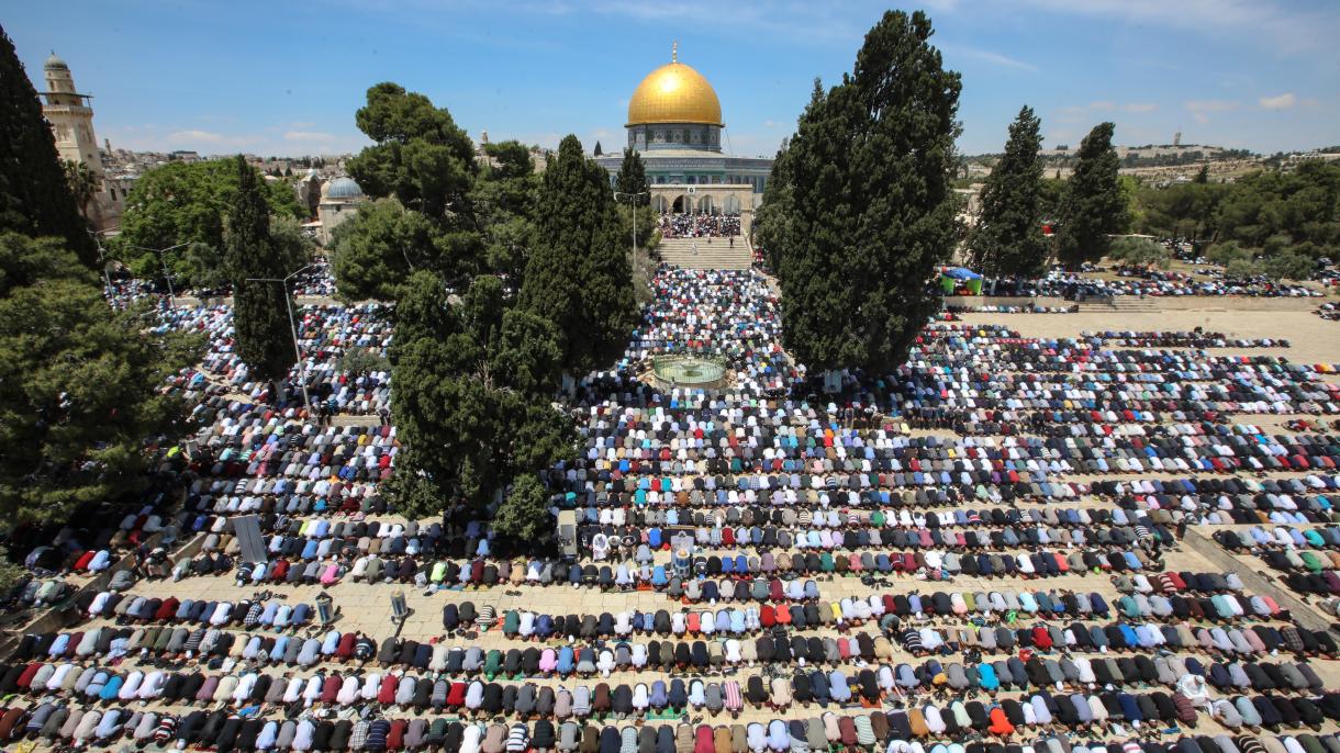 Pese a las obstaculizaciones de Israel, 200.000 personas han rezado en la Mezquita al-Aqsa