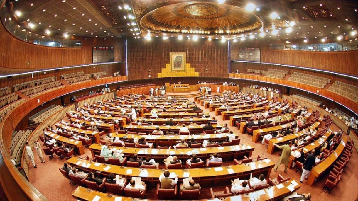 پاکستان  د ټولټاکنو خپلواک  کمیسیون  د ۲۶۱ تنو مرکزي او ایالتي پارلمانونو د وکیلانو دندې  وځنډولې.
