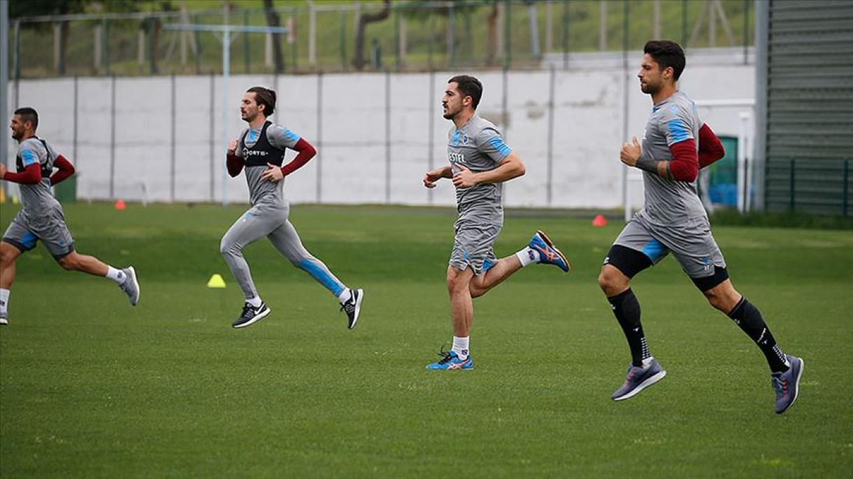 Jugadores del Trabzonspor vuelven a realizar entrenamientos