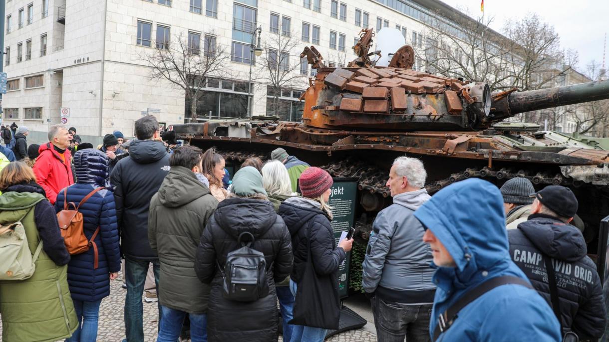 تانک روسی منهدم شده در اوکراین، مقابل سفارت روسیه در برلین به نمایش گذاشته شد