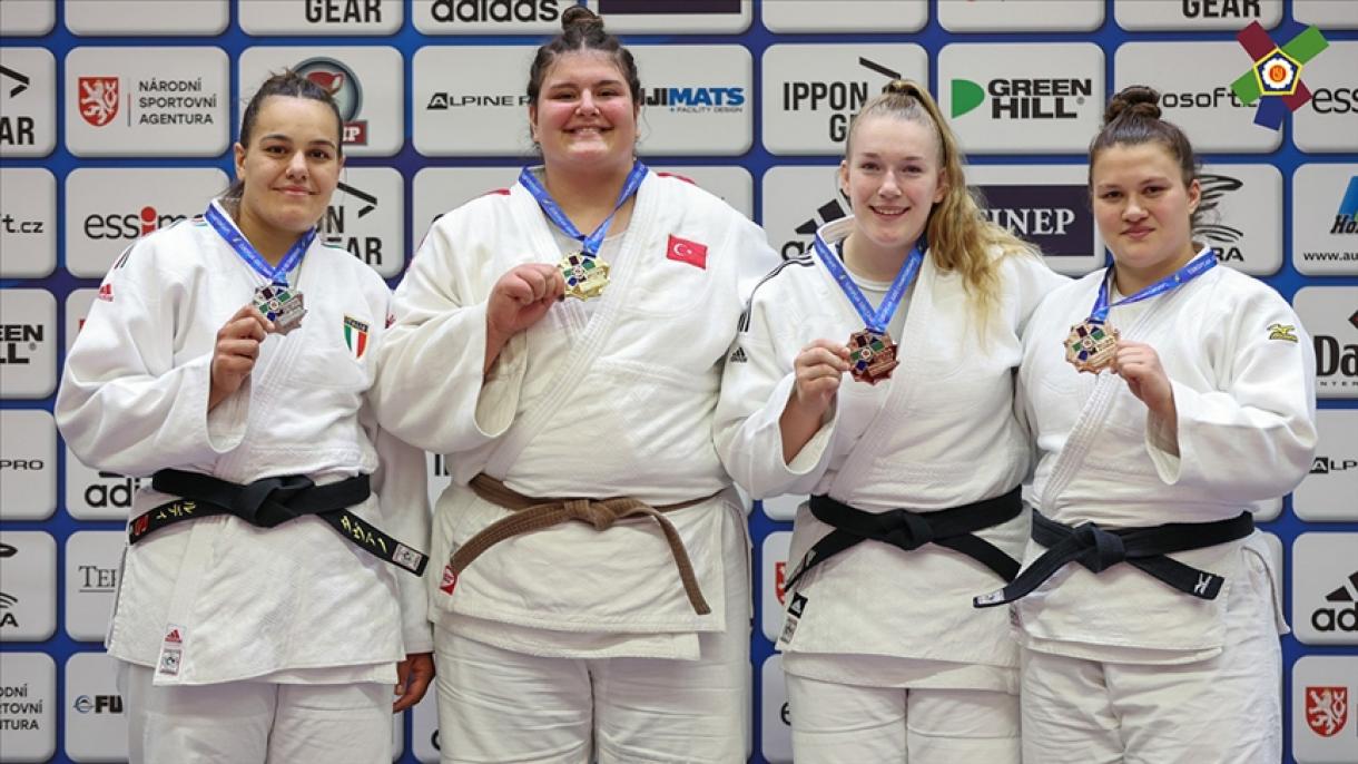 Judokas turcos en el primer puesto en el Campeonato de Europa Junior