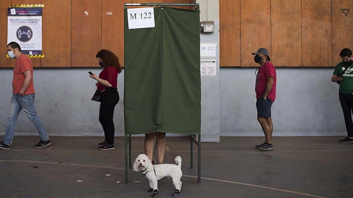 Chilenos aprovam a reforma de sua Constituição Política numa votação histórica