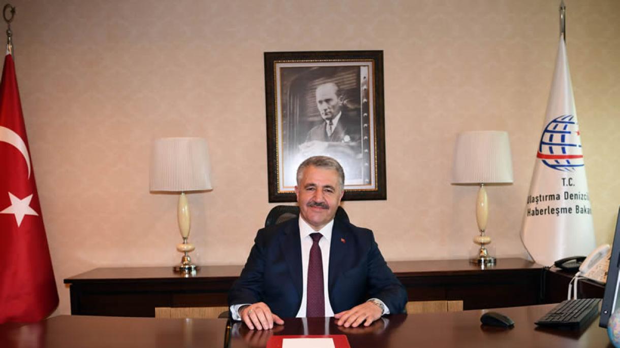 El ministro de Transporte turco contesta a la prohibición en cabina de Trump