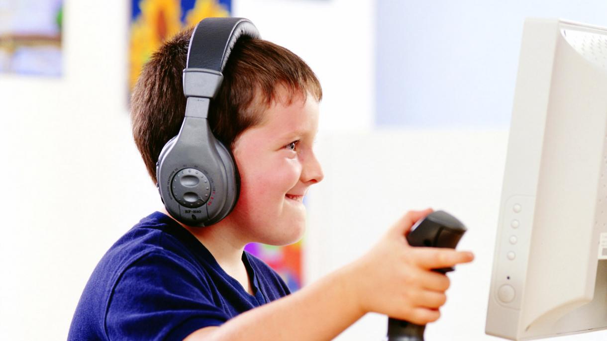 Un estudio revela que los niños suelen pasar más tiempo con móviles que jugando en la calle