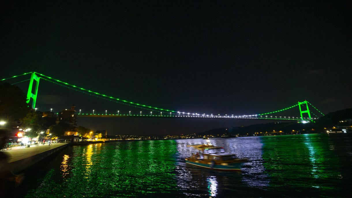 Pakisztán színeit vette fel a Fatih Sultan Mehmet hídja