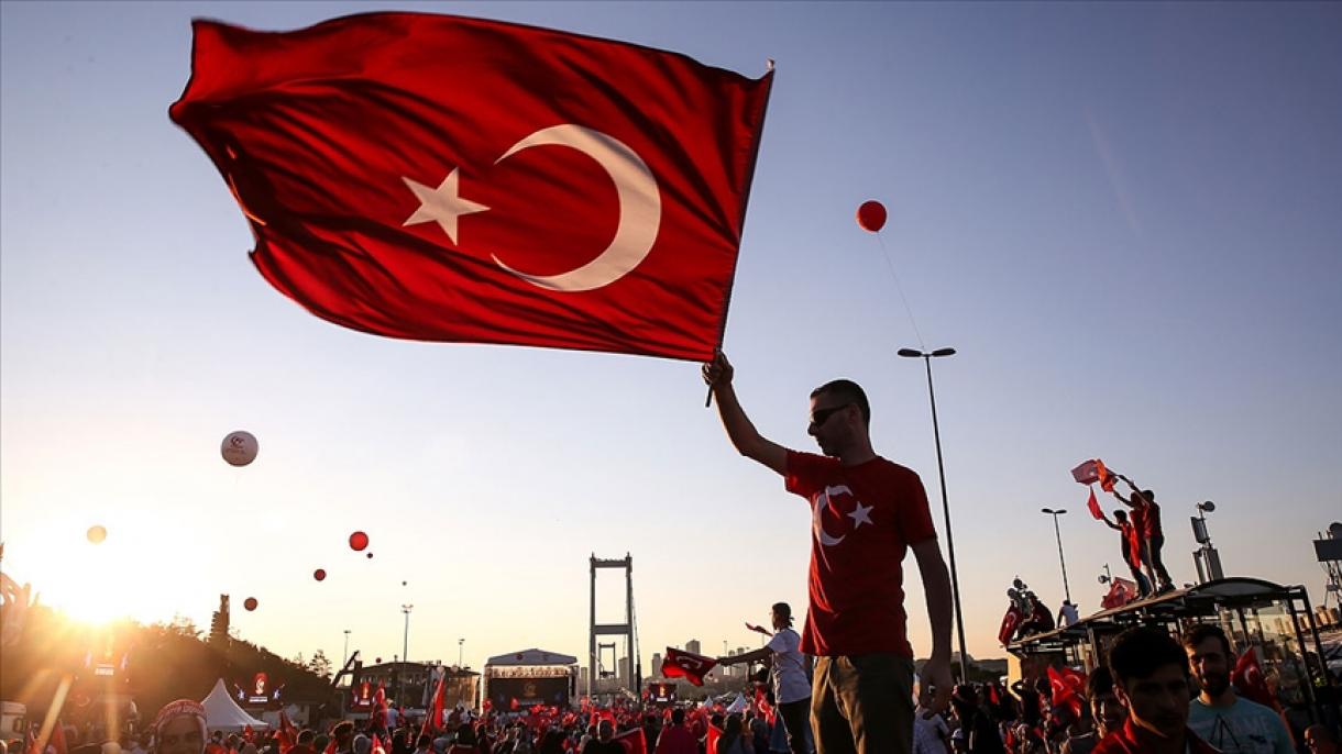 土耳其全国各地民众展开民主执勤活动