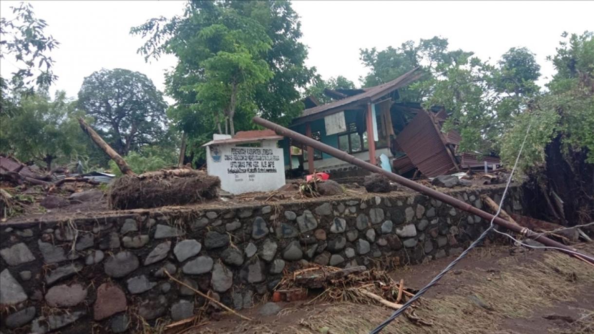Sube a 155 el número de víctimas mortales en los deslizamientos e inundaciones en Indonesia