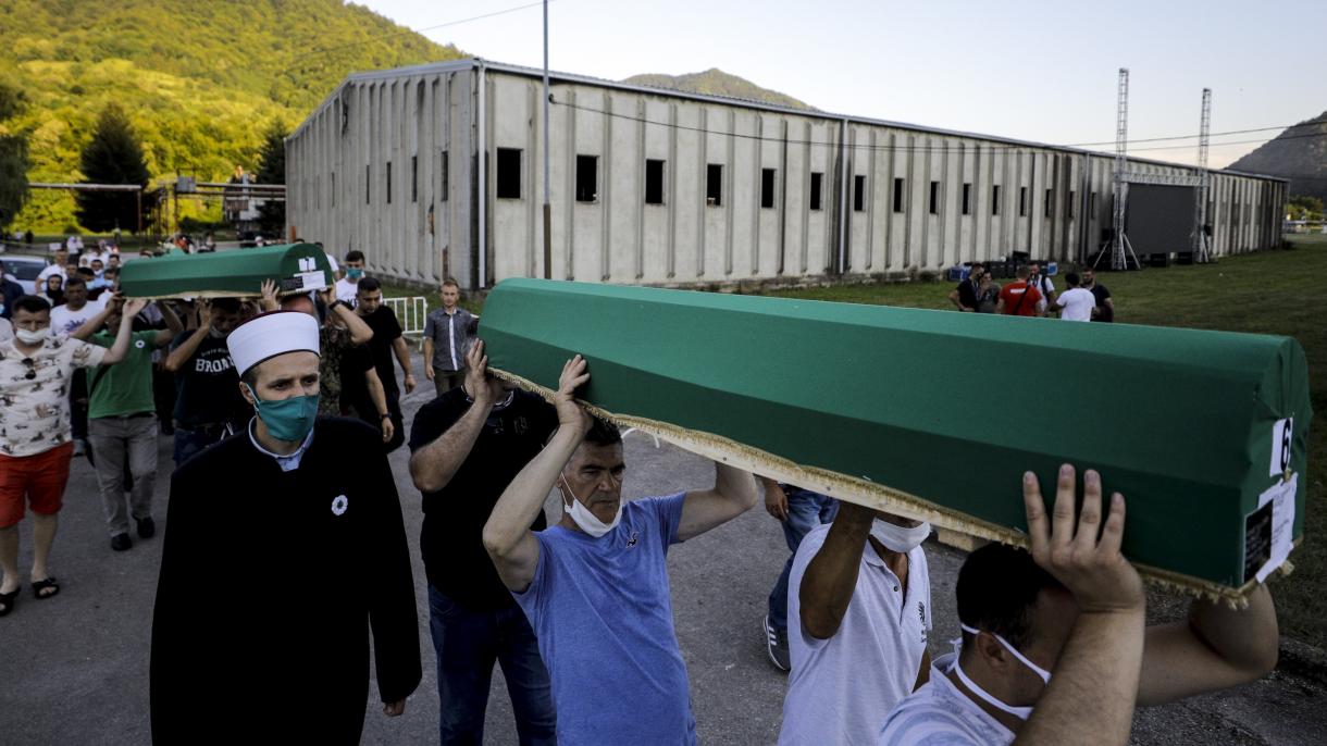 Bosniaci commemorano con ceremonia  il genocidio di Srebrenica