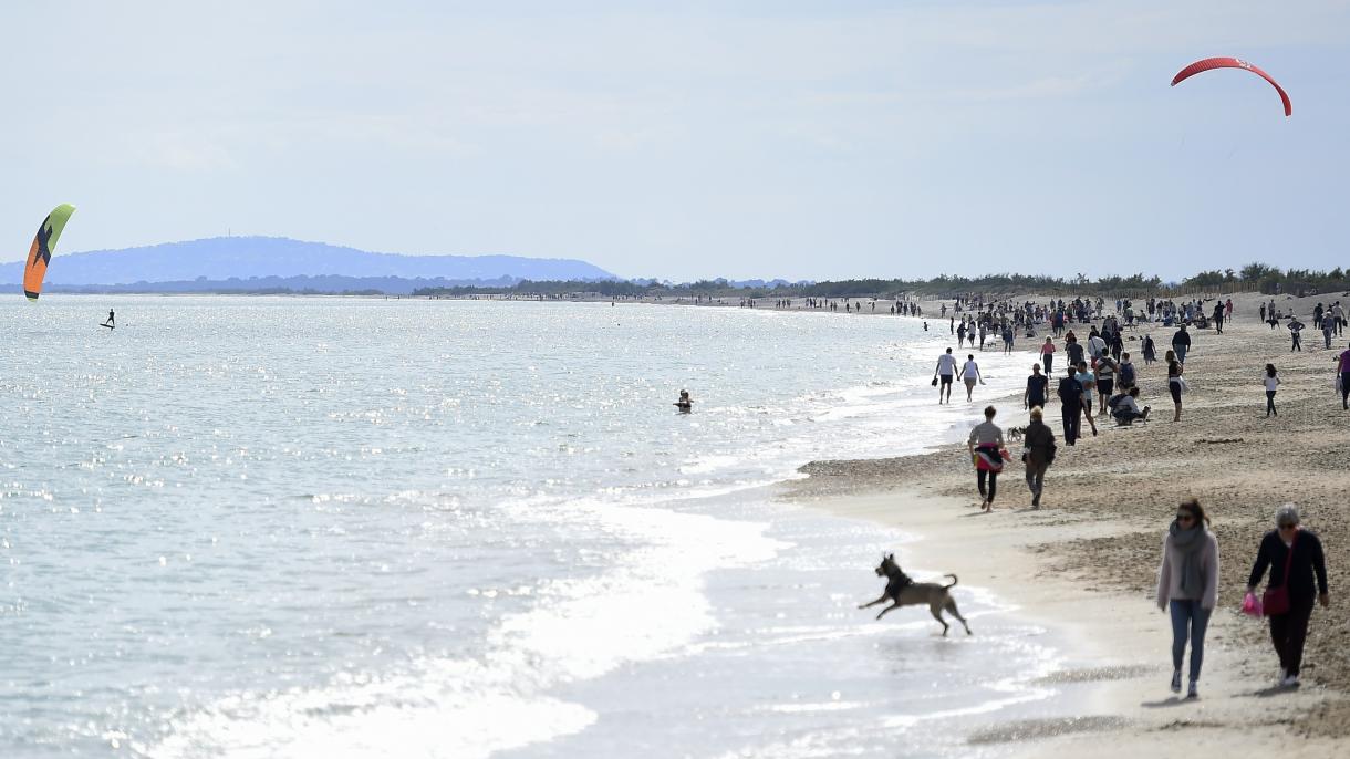 Francia prohíbe permanecer inmóvil y el consumo de alcohol en las playas durante el confinamiento