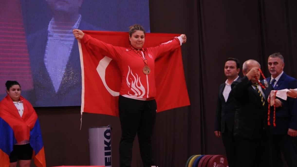 Halterofilista turca Melike Günal conquistou três medalhas de ouro