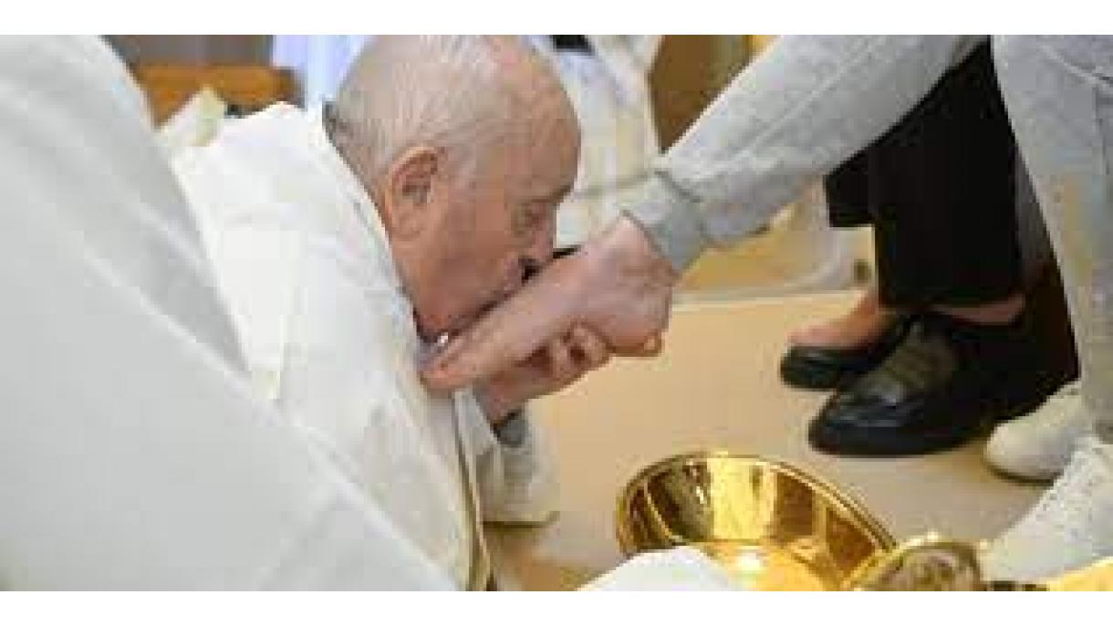 Папа Франциск изми и целуна краката на 12 затворнички