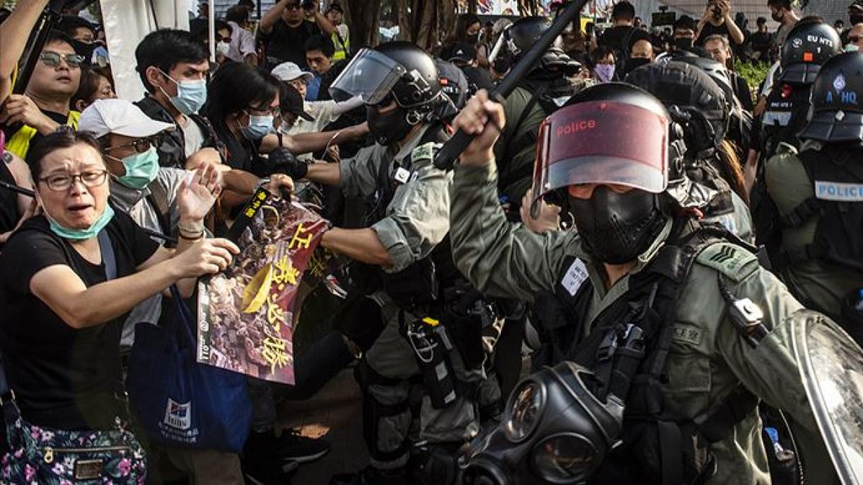 香港一名警察被示威者射伤