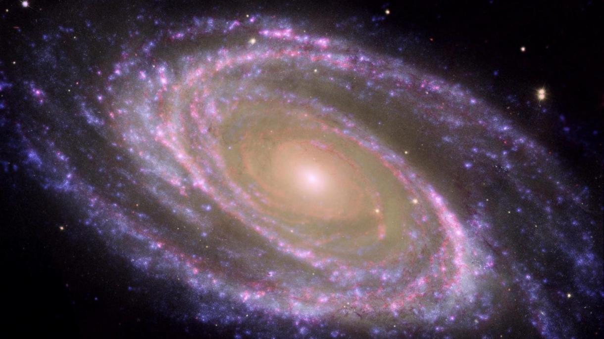 Descubren la galaxia más grande a 3 mil millones de año luz