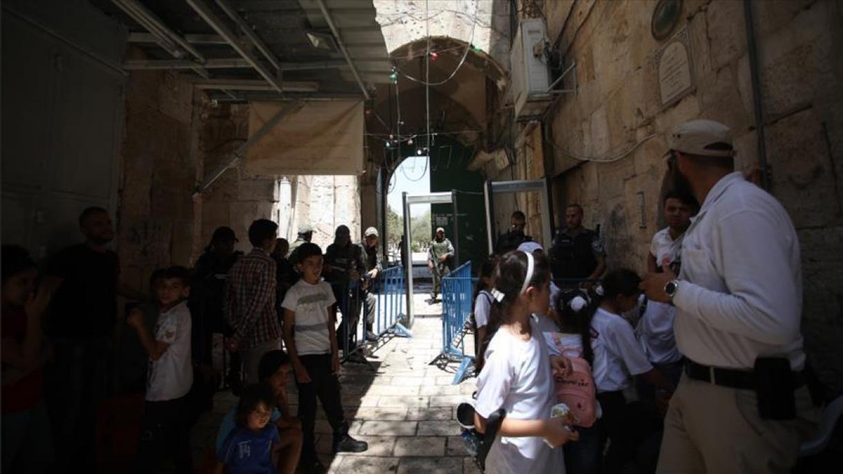 Gerusalemme, vietato accesso a Spianata moschee a uomini under 50, scontri