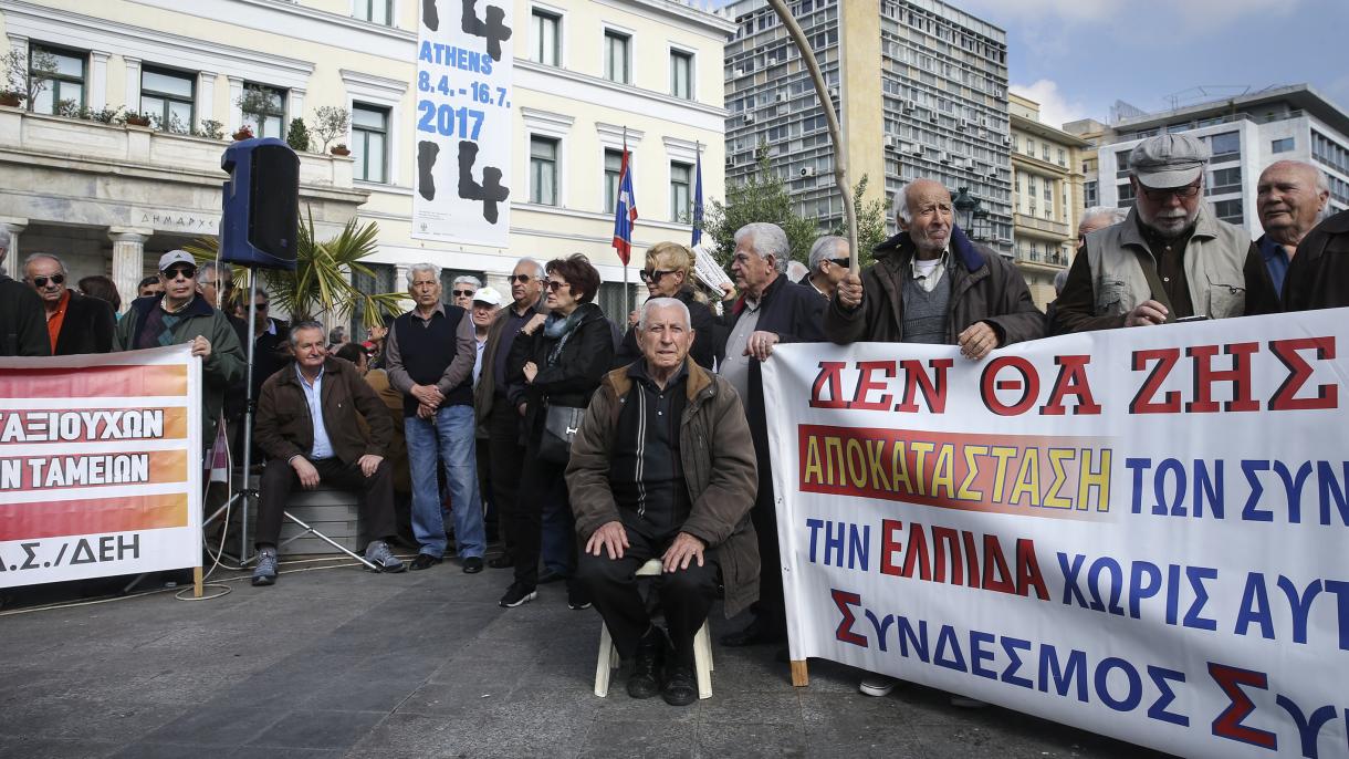 Országszerte sztrájkolnak a görögök az újabb megszorítások miatt