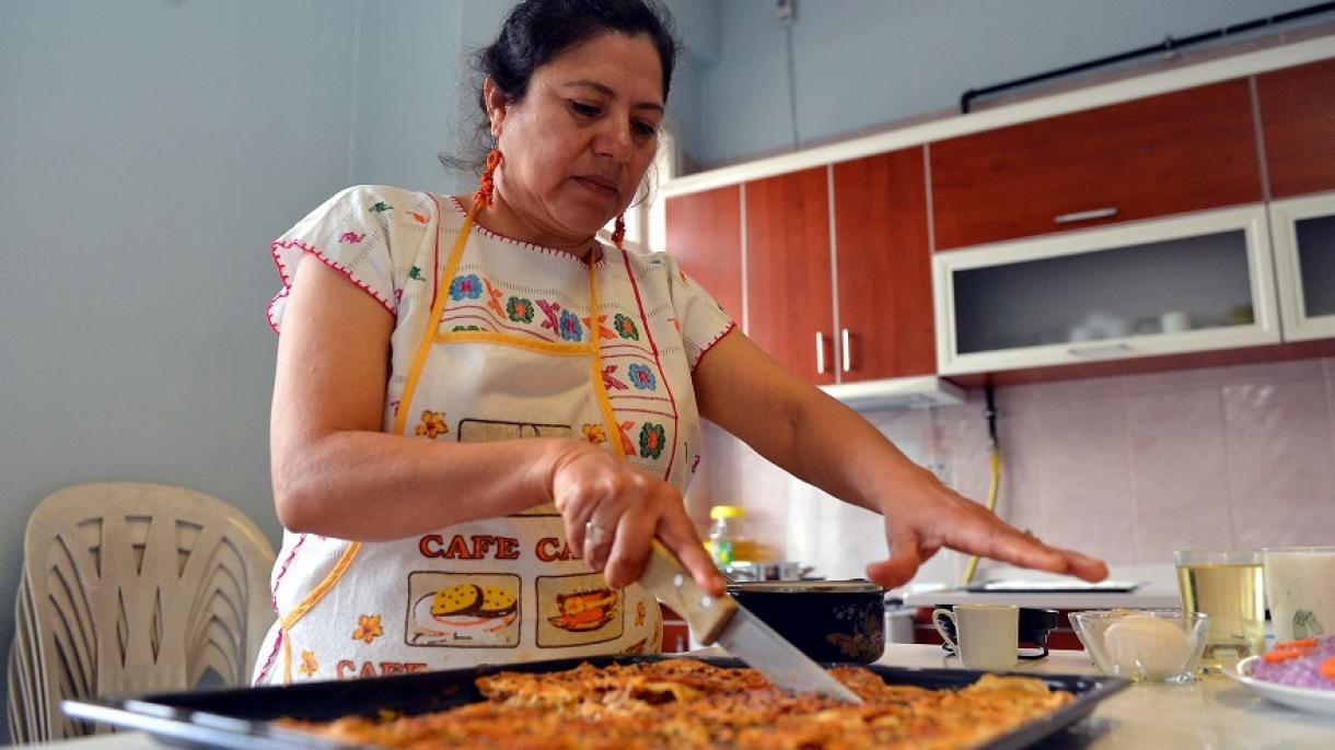 A la mexicana Judith le encanta aprender a preparar platos turcos