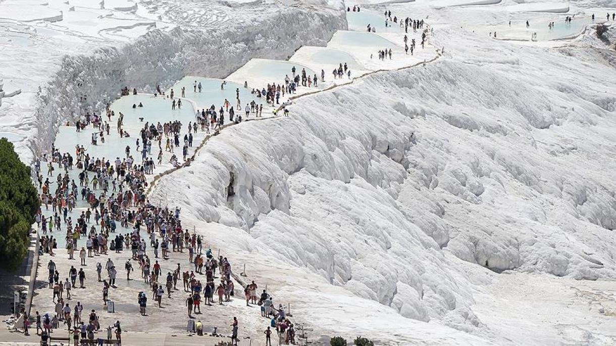 El “Castillo de Algodón” de Turquía recibe cada vez a más turistas de todo el mundo