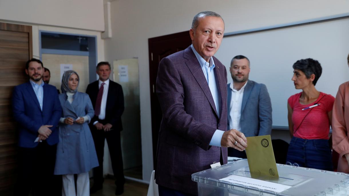 土耳其领导人参与伊斯坦布尔选举投票
