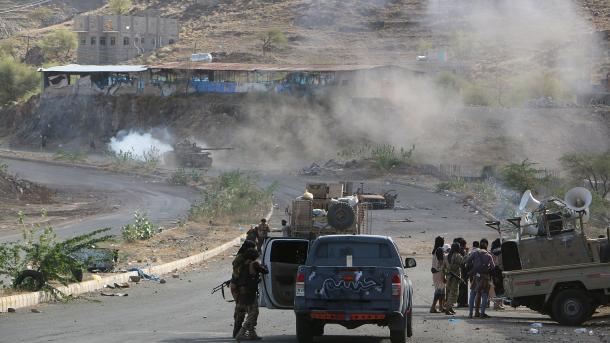 美军战机在也门对基地组织训练营进行轰炸