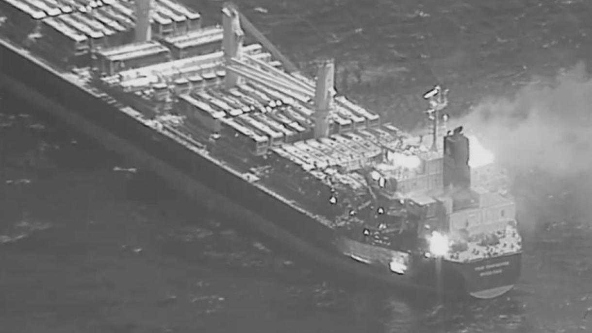 Navio dos EUA atacado pelos Hutis incendeia-se causando a morte de 2 marinheiros